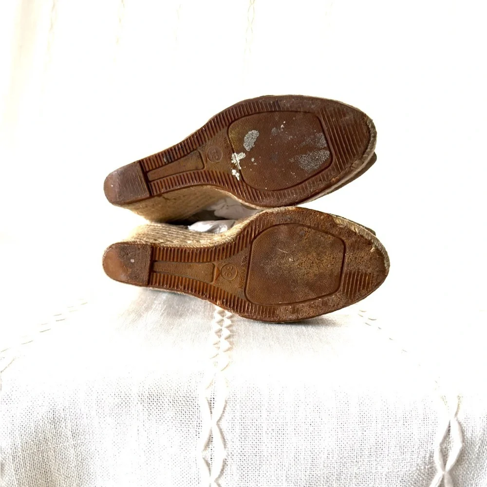 Bettye Muller Women’s Tan Suede Wedge Platform /Espadrille Shoes Size 9.